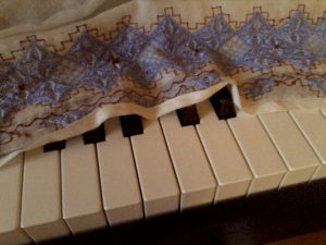 Klavier mit Schutztuch